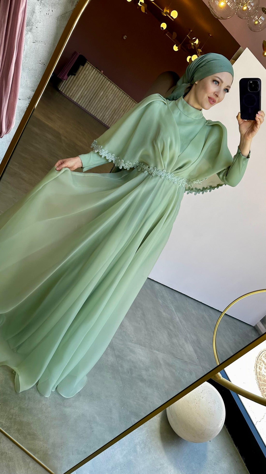Hijab-Abendkleid mit Gänseblümchen-Detail